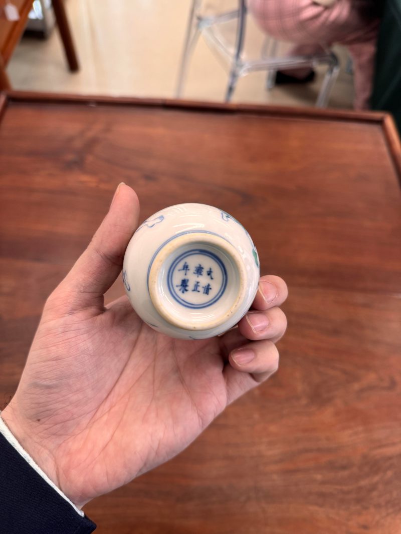 清 鬪彩人物故事圖瓶 《大清雍正年製》款 | A small Chinese doucai 'figural' vase, Qing dynasty, Yongzheng mark - 图18