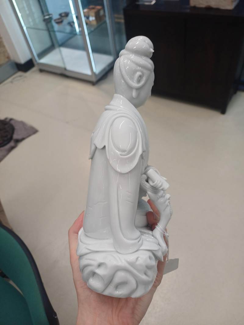 清十九世紀 德化白釉觀音立像 | Santos Collection | A Chinese Dehua figure of Guanyin, Qing dynasty, 19th century - 图8