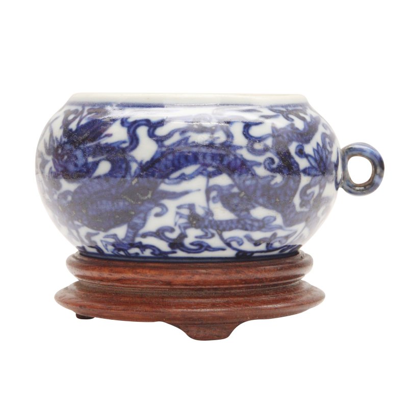 十九世紀 青花雲龍紋鳥食罐 《大明萬曆年製》款 | A Chinese Ming-style blue and white bird feeder, 19th century