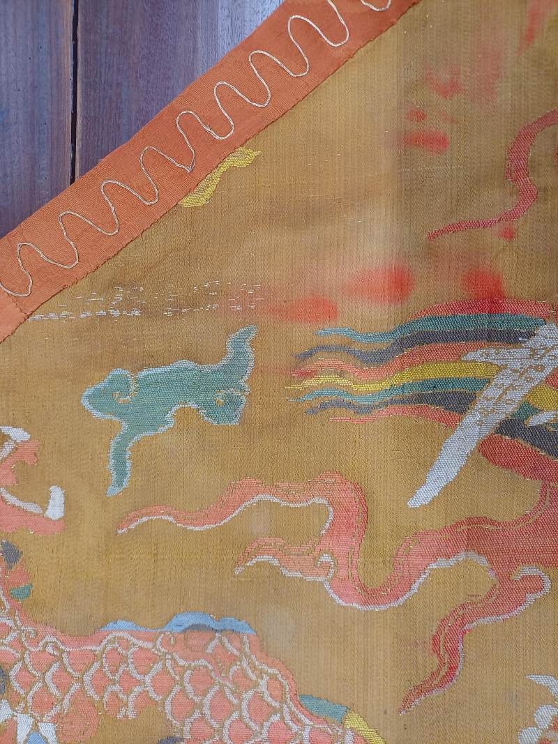 明萬曆 織錦雲龍紋軍儀大旗 | A Chinese silk brocade 'dragon' panel fragment, Ming dynasty, Wanli period - 图5