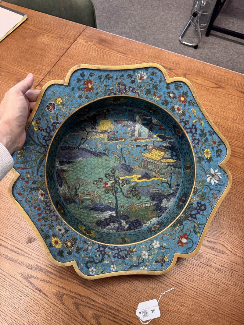 清十七/十八世紀 掐絲琺瑯銅胎鎏金亭台樓閣圖折沿葵口盆 | A fine Chinese cloisonné enamel and gilt-bronze 'pavilion' basin, Qing dynasty, 17th/18th century - 图24