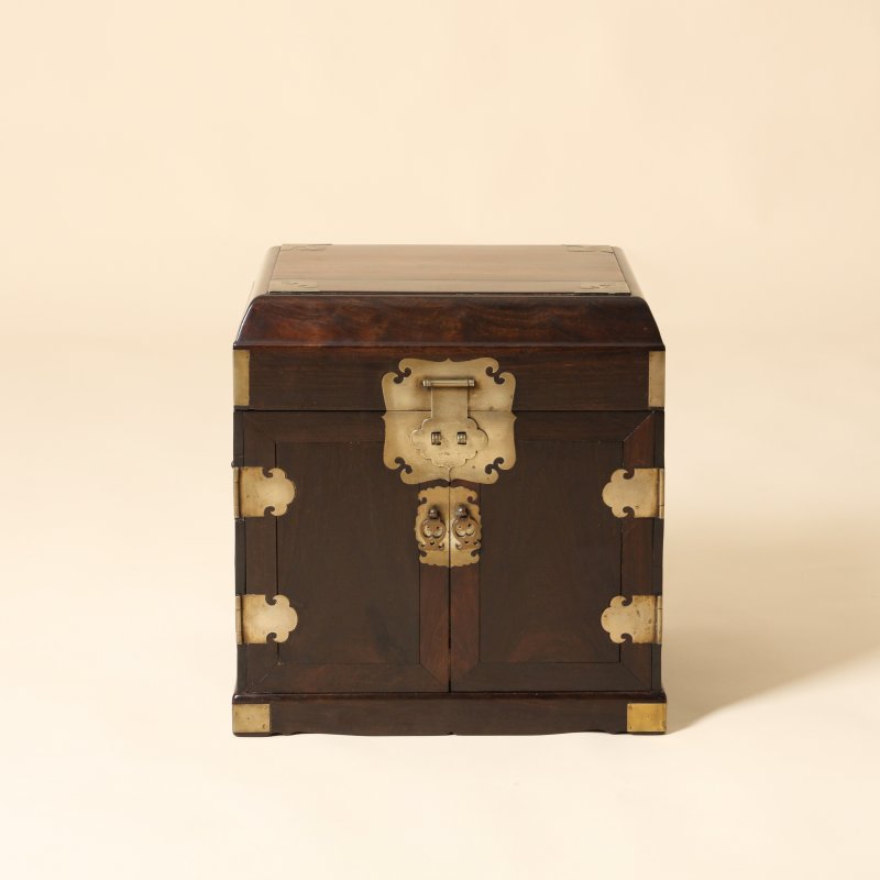 清十八世紀 紫檀官皮箱 | A fine Chinese zitan portable seal chest, guanpixiang, Qing dynasty, 18th century - 图3