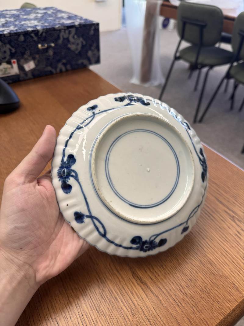 明天啟 青花古染付瑞兔圖菱花口盤 | Santos Collection | A Chinese blue and white kosometsuke 'hare' foliate dish, Ming dynasty, Tianqi period - 图11