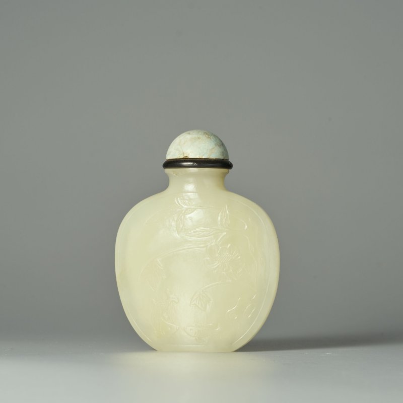 清十九世紀 青白玉⌈富貴有餘⌋鼻煙壺 | A GREENISH WHITE JADE SNUFF BOTTLE - 图1