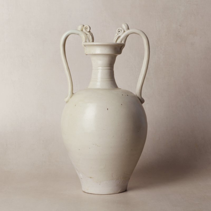 唐 白釉雙螭龍耳瓶 | A Chinese straw-glazed stoneware 'amphora' vase, Tang Dynasty - 图3