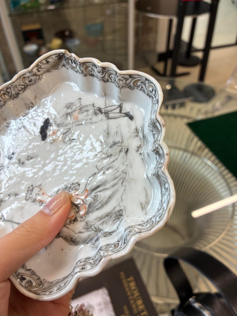 清十八世紀 紋章圖盤及西洋人物圖盤一組兩件 | A Chinese armorial saucer and a 'European subject' saucer, Qing dynasty, 18th century - 图6