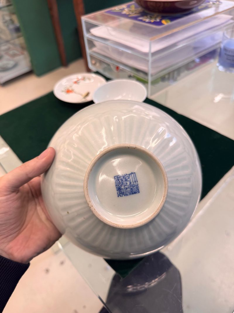 十九/二十世紀 青釉蓮瓣盌 《大清乾隆年製》款 | A Chinese celadon glazed 'lotus' bowl, 19th/20th century - 图12