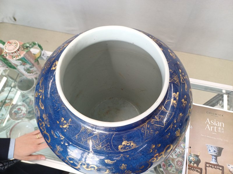 清康熙 灑藍釉描金狩獵圖蓋罐 | Santos Collection | A very large Chinese powder-blue gilt-decorated jar and cover, Qing dynasty, Kangxi period - 图23