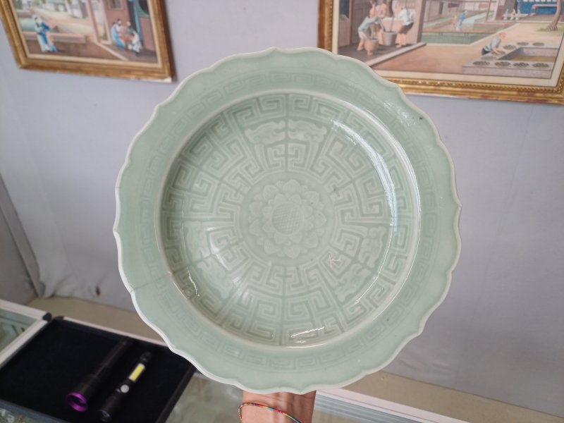 清乾隆 粉青釉模印蓮紋盤 | A Chinese celadon-glazed moulded 'lotus' dish, Qing dynasty, Qianlong period - 图8