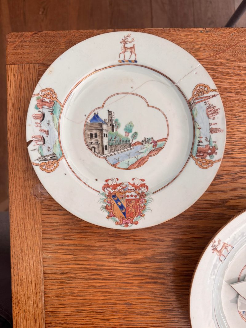 清乾隆 約1745年 粉彩紋章圖盤一組四件 | Four fine and rare Chinese export armorial soup bowls, Qing Dynasty, Qianlong Period, circa 1745 - 图5