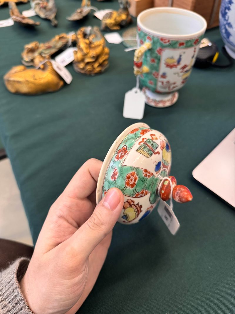 清康熙 五彩博古圖蓋罐 | A Chinese famille-verte twin-handled 'hundred antiques' pot and cover, Qing Dynasty, Kangxi period - 图33