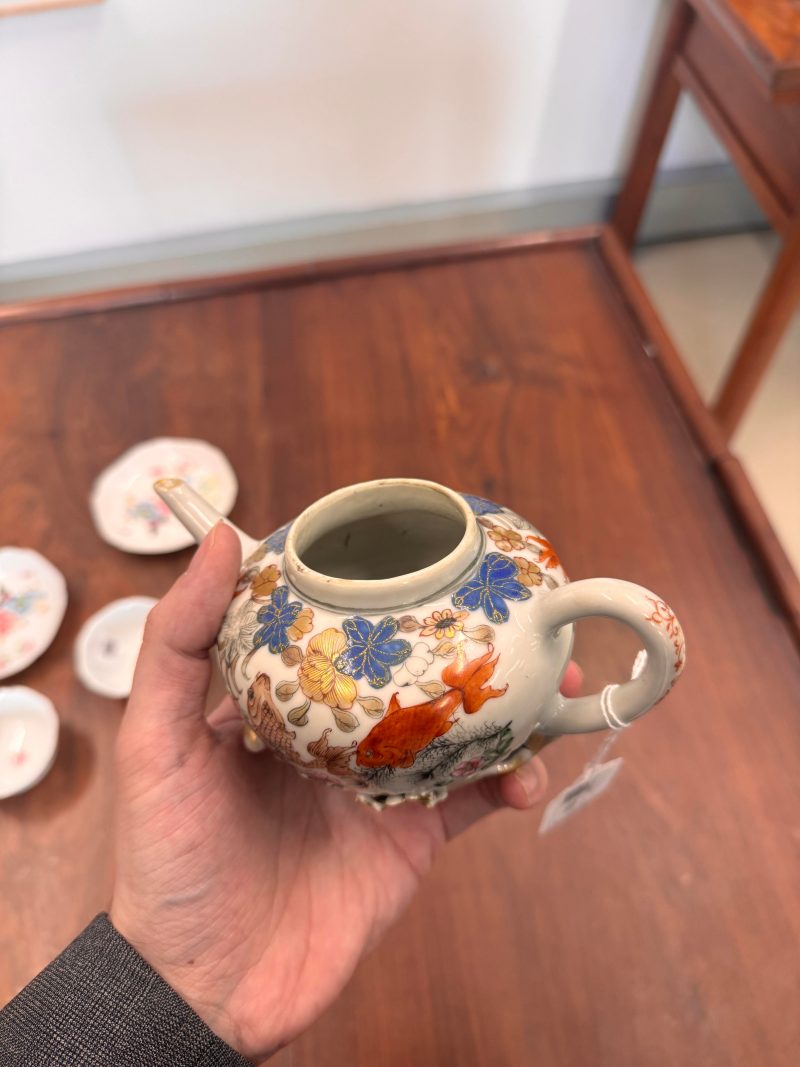 清雍正 粉彩魚藻紋蓋壼 | Santos Collection | A Chinese export famille-rose 'fish pond' teapot, Qing dynasty, Yongzheng period - 图26