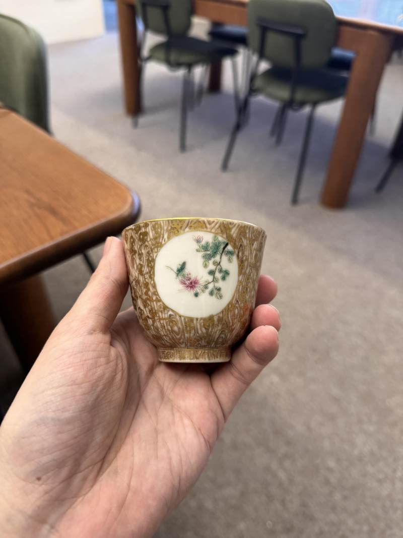 清十八/十九世紀 粉彩仿木紋花卉紋盃 | Santos Collection | A Chinese famile-rose faux-bois 'blossoms' cup, Qing dynasty, 18th-19th century - 图6