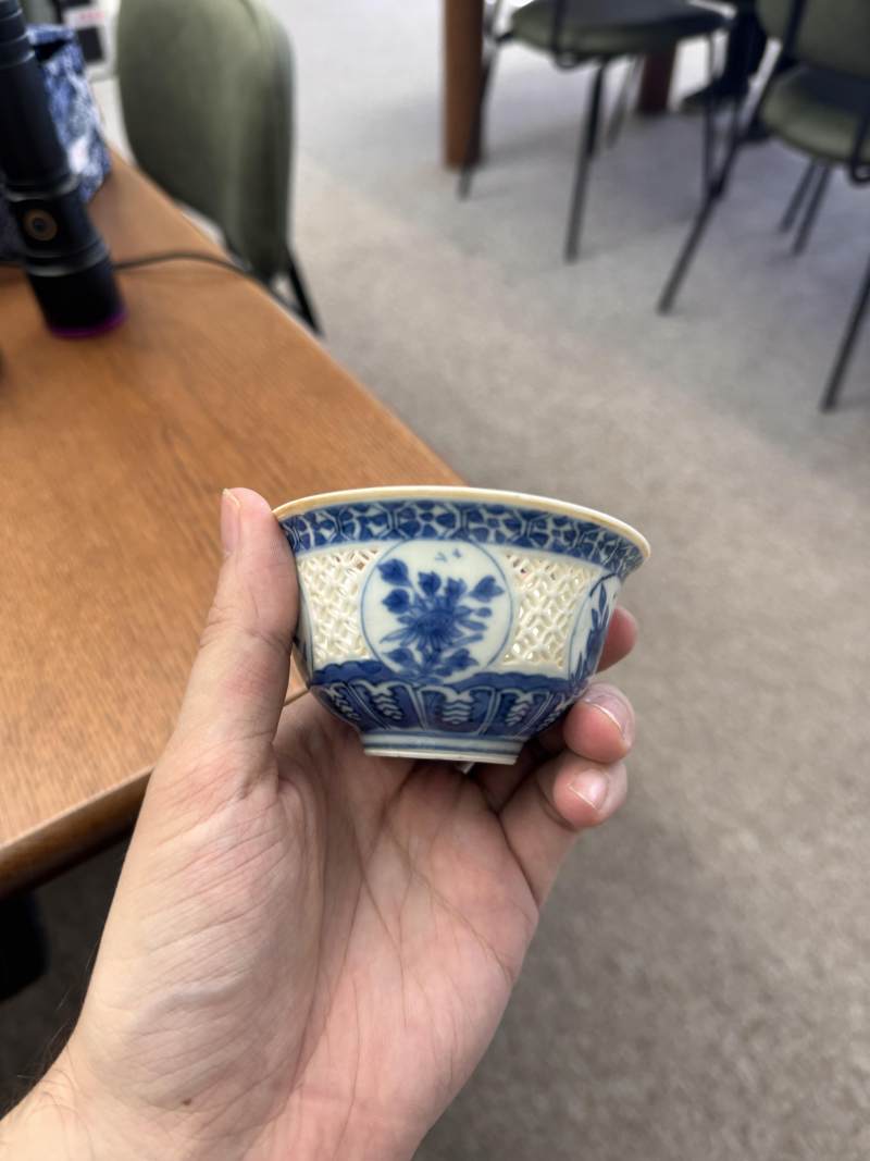 明崇禎 青花花卉紋玲瓏鏤空盌 | Santos Collection | A Chinese blue and white reticulated 'linglong' bowl, Ming dynasty, Chongzhen period - 图3