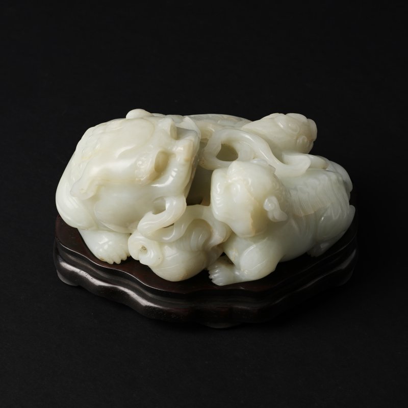 清十九世紀 青白玉太獅少獅擺件 | A large Chinese pale-celadon jade 'Buddhist lions' carving, Qing dynasty, 19th century - 图20