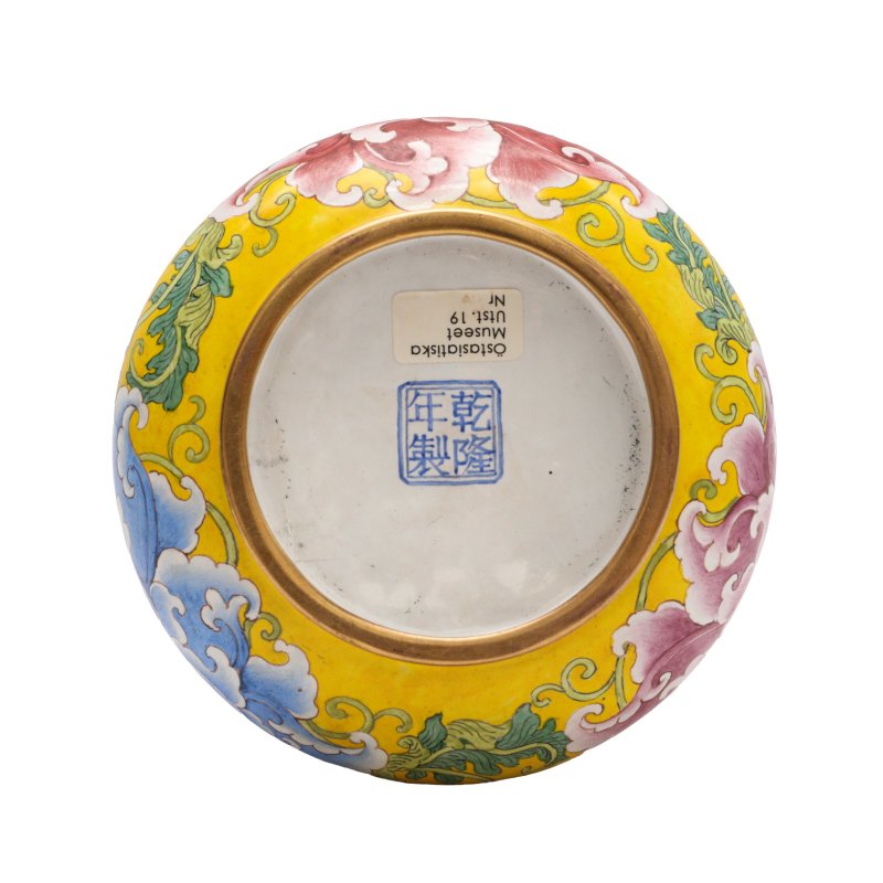 民國 銅胎畫琺瑯牡丹花卉紋瓶 《大清乾隆年製》款 | A Chinese painted enamel 'peonies' vase, Republic period, Qianlong mark - 图9