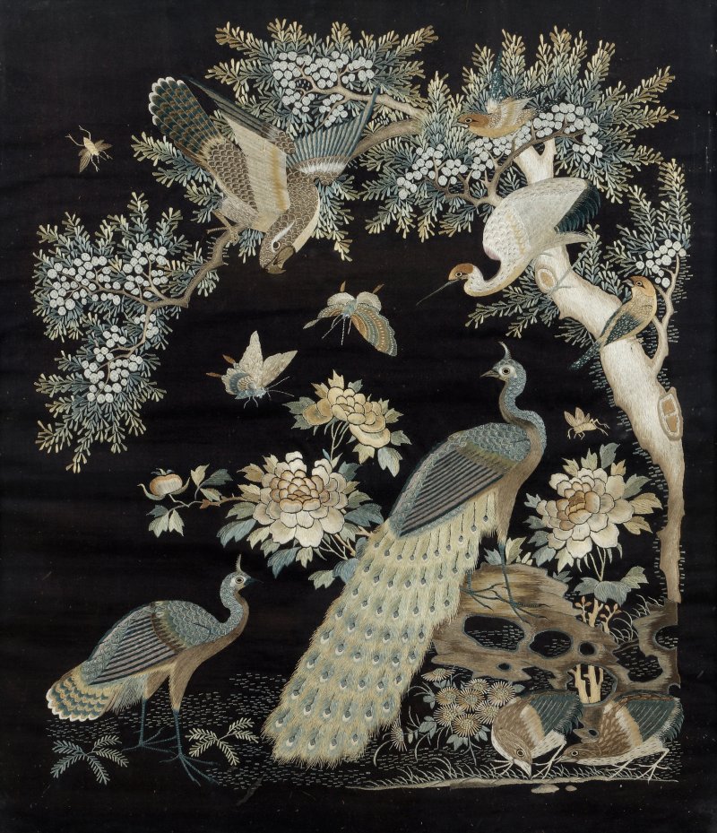 十九世紀 絲繡花鳥圖掛屏一對 | A pair of Chinese silk 'birds and flowers' panels, 19th century - 图5