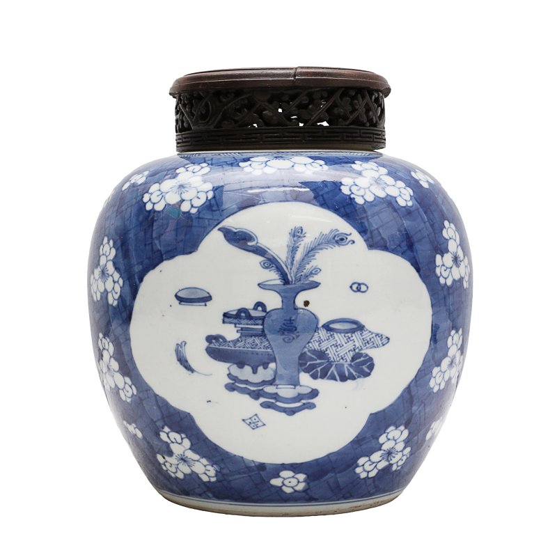 清康熙 青花博古圖罐 | A Chinese blue and white 'precious objects' jar, Qing dynasty, Kangxi period - 图2