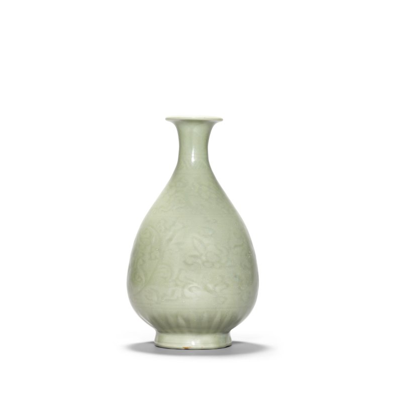 明 龍泉窯青釉花卉紋玉壺春瓶 | A LONGQUAN CELADON-GLAZED 'FLORAL' VASE, YUHUCHUNPING - 图3
