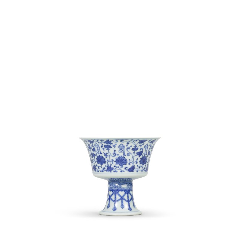 清乾隆 青花纏枝蓮托梵文高足盌 | A BLUE AND WHITE 'LANÇA-CHARACTER' STEM CUP - 图3