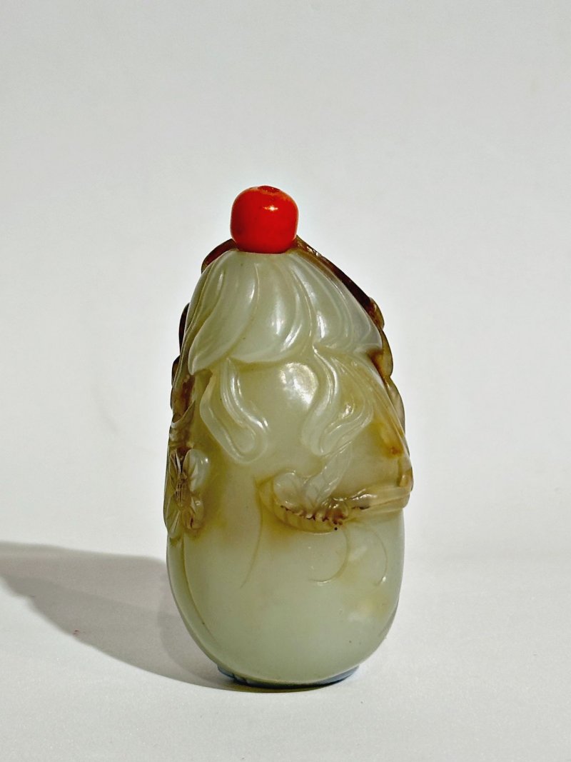 晚清 青玉帶皮「封侯納福」鼻煙壺、珊瑚蓋 | A GREENISH WHITE JADE 'MONKEY AND BAT' SNUFF BOTTLE - 图8