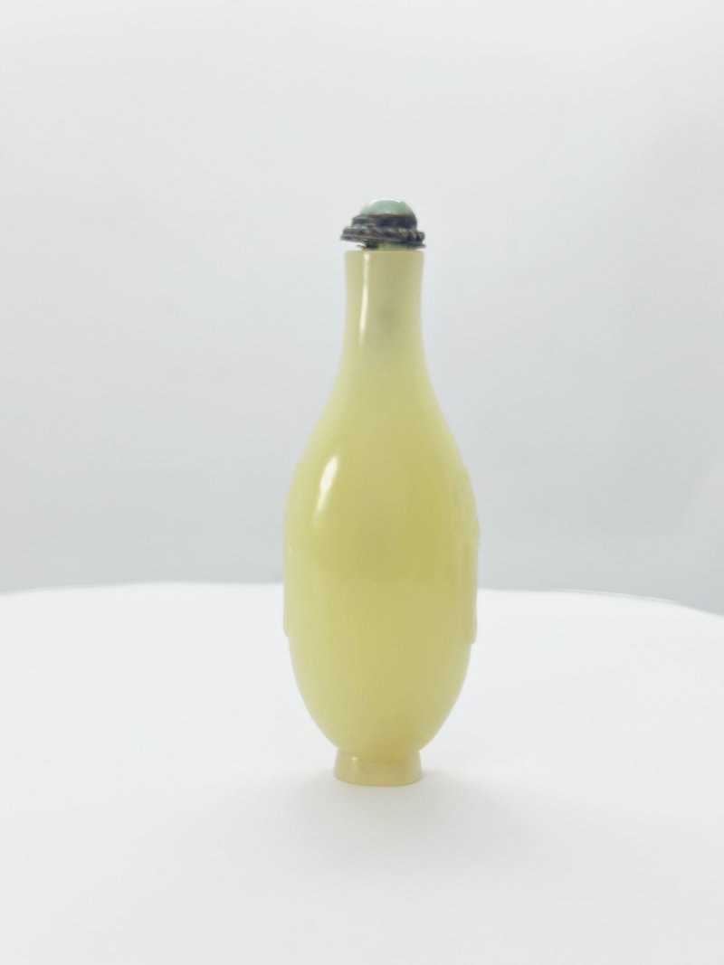 晚清 白玉匏形、黃玉鋪首銜環鼻煙壺二件 | A WHITE JADE 'DOUBLE GOURD' AND A YELLOW JADE SNUFF BOTTLE - 图15