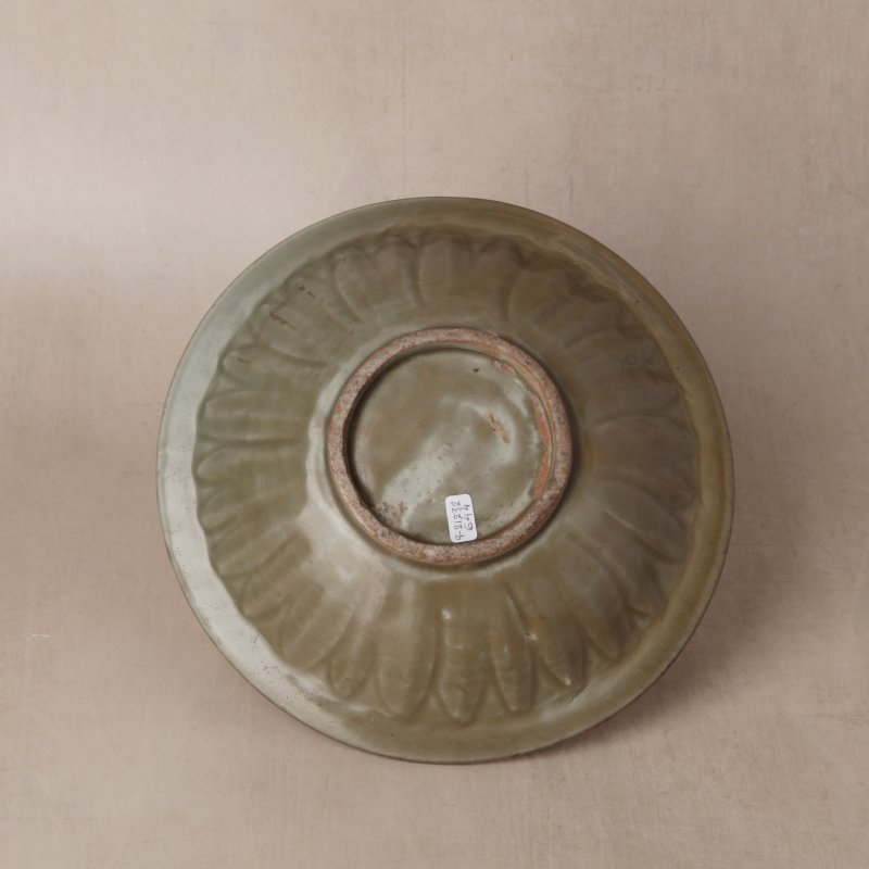 明 龍泉窰青釉貼雙魚折沿盤 | Santos Collection | A Chinese Longquan celadon 'twin fish' moulded dish, Ming dynasty - 图2
