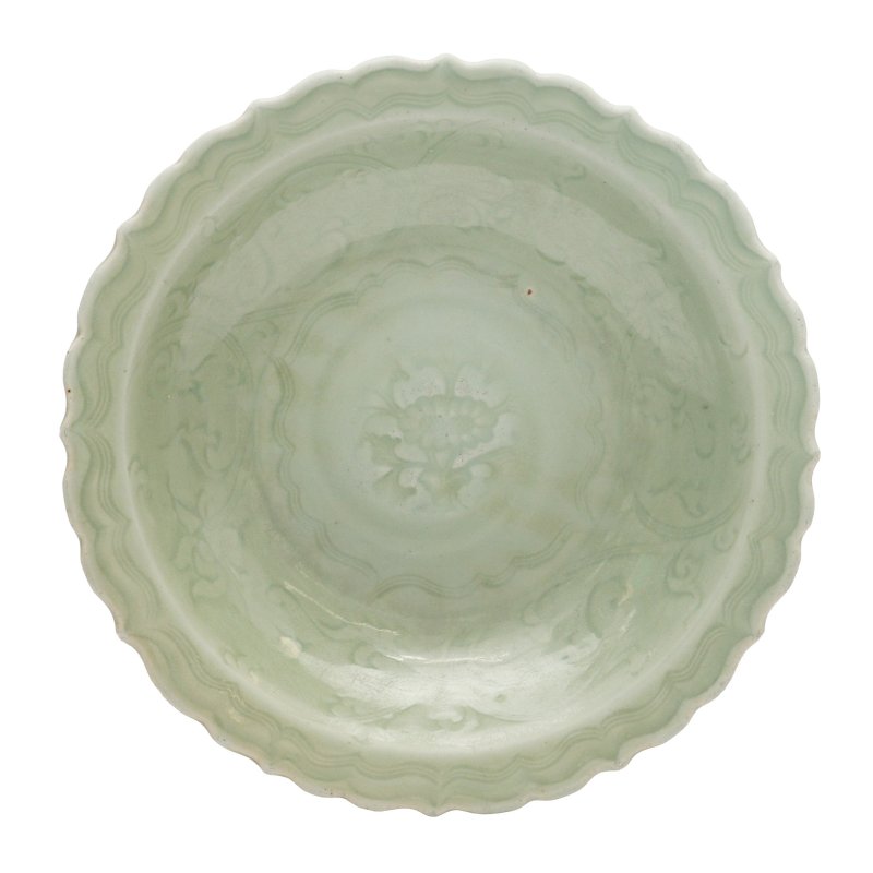 明 龍泉窯青釉葵口盤 | A Chinese Longquan celadon-glazed barbed dish, Ming dynasty - 图1