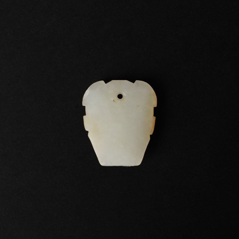 二十世紀 仿古青白玉帶皮獸面紋飾 | A Chinese archaistic pale-celadon and russet jade 'mask' carving, 20th century - 图2