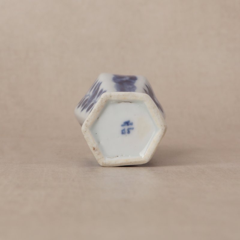 清康熙 青花仕女圖六角小瓶 | Santos Collection | A small Chinese blue and white 'lady' hexagonal vase, Qing dynasty, Kangxi period - 图4