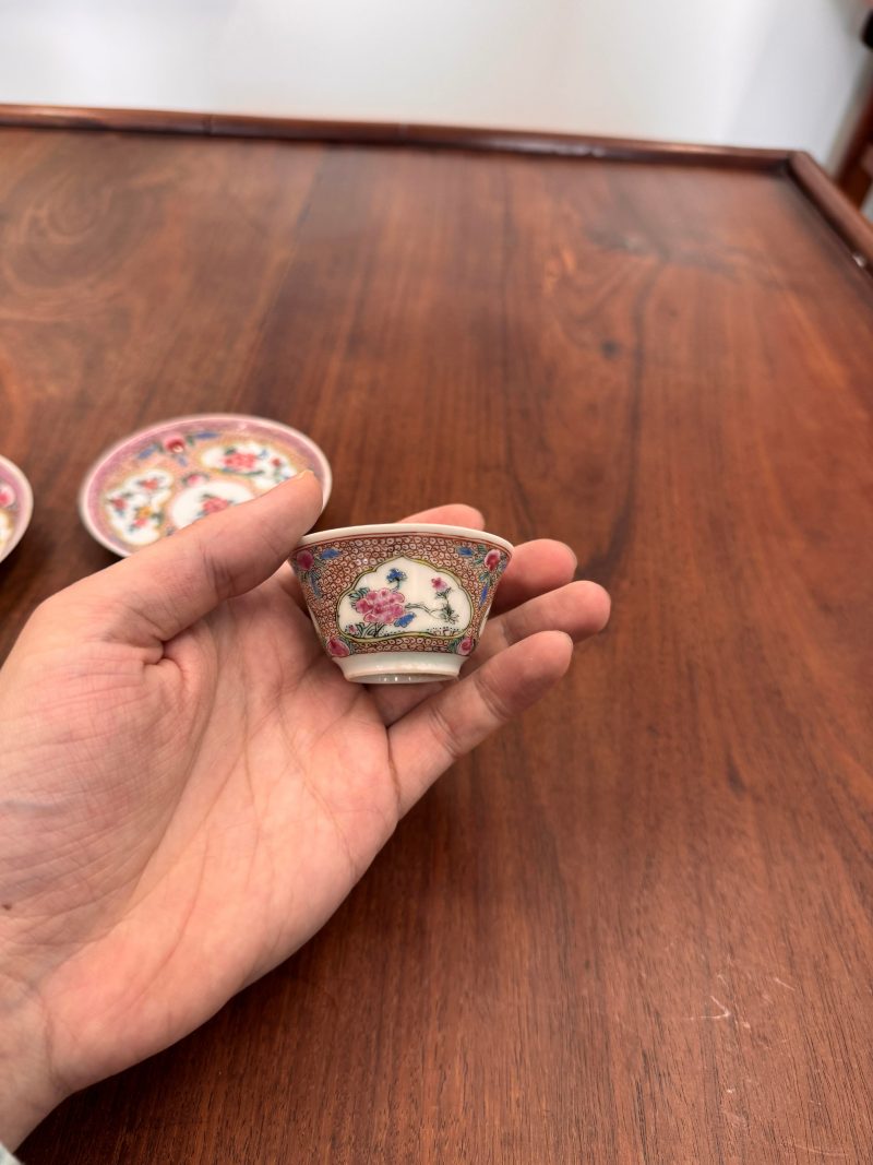 清雍正 外銷花卉紋薄胎盃及小盤兩對 | A pair of Chinese 'eggshell' famille-rose ‘floral’ cups and saucers, Qing dynasty, Yongzheng period - 图24