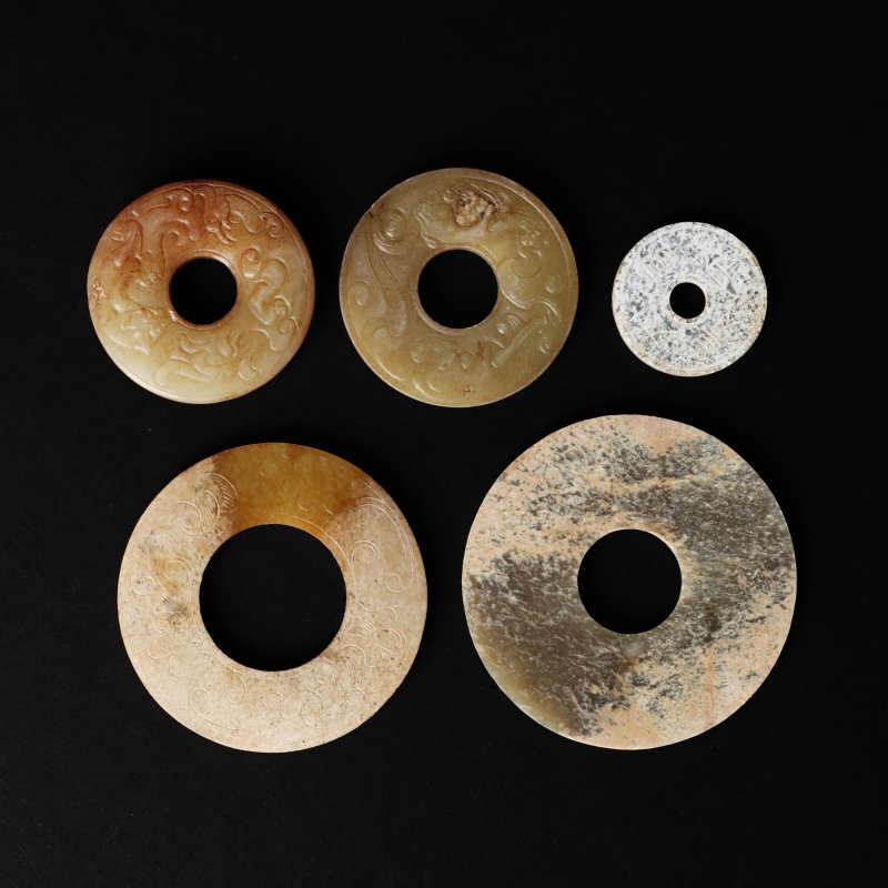 二十世紀 仿古玉璧一組五件 | Five Chinese archaistic jade ‘bi’ discs, 20th century - 图2