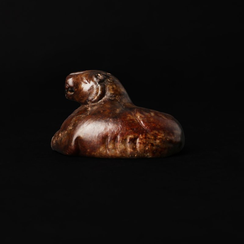 晚清 褐玉臥熊把件 | A Chinese brown jade carving of a recumbent bear, late Qing dynasty - 图2