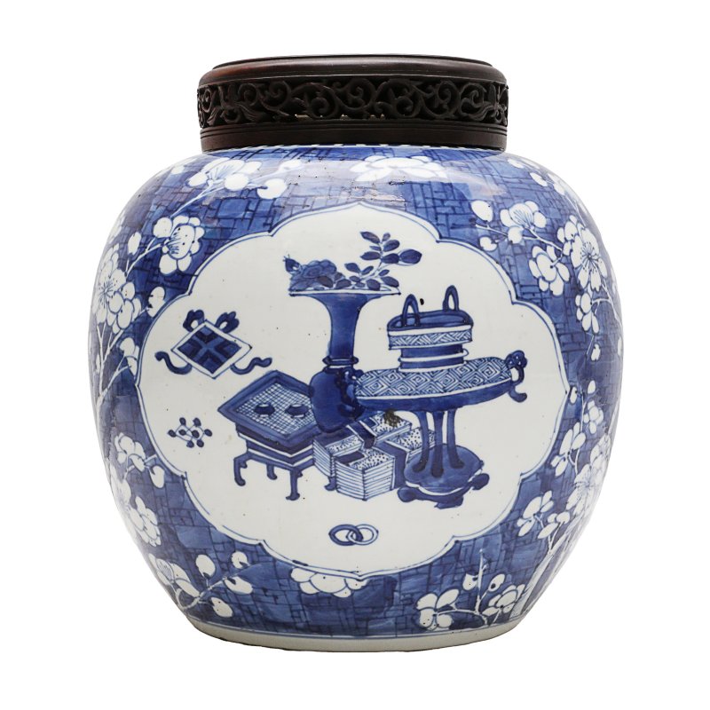 清康熙 青花博古圖罐 | A Chinese blue and white 'precious objects' jar, Qing dynasty, Kangxi period - 图3