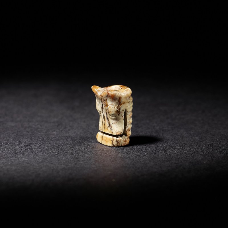 新石器時代　良渚文化　玉豬龍胎 | A MINIATURE JADE PIG DRAGON - 图1