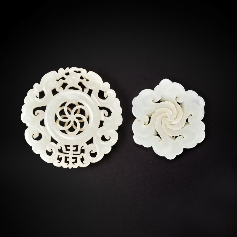 明/清 白玉花片 一組兩件 | TWO WHITE JADE ORNAMENTS - 图2