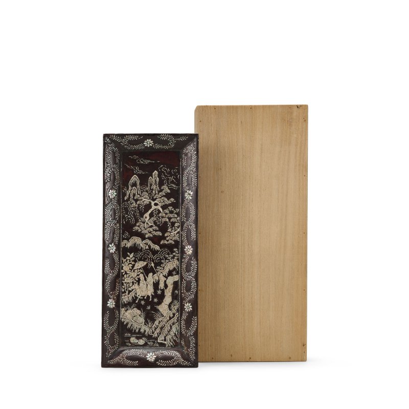 清十七世紀 黑漆螺鈿庭園人物圖長方盤 | A MOTHER-OF-PEARL INLAID LACQUER RECTANGULAR DISH - 图2