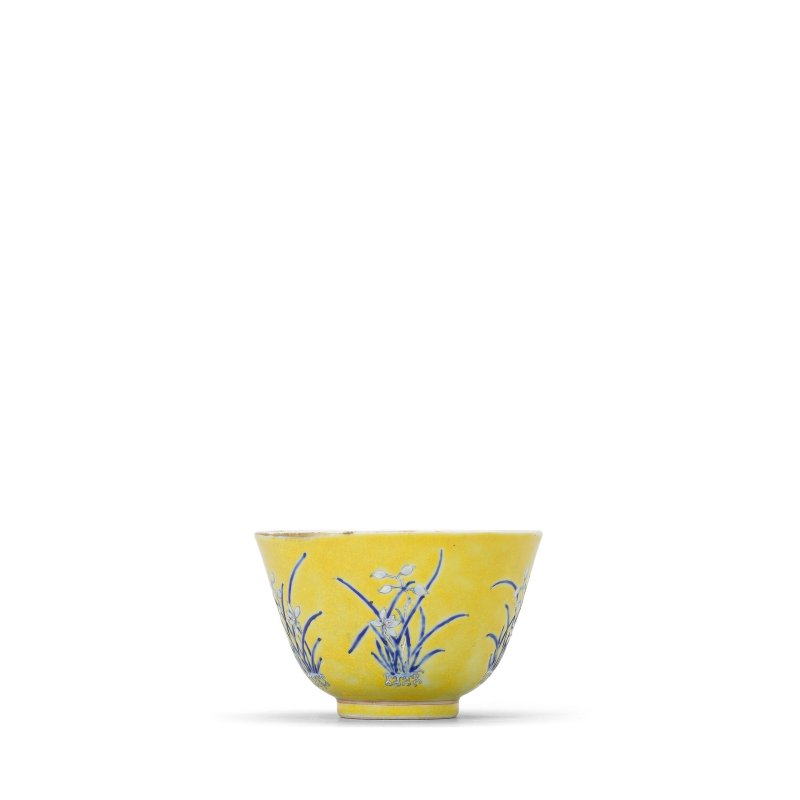 清同治 黃地粉彩水仙紋杯一對 | A PAIR OF YELLOW-GROUND BLUE ENAMELLED 'NARCISSUS' CUPS - 图2