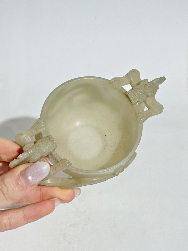 十九/二十世紀 青白玉螭龍耳杯 及座 | A PALE GREEN JADE 'CHI DRAGON' CUP - 图3