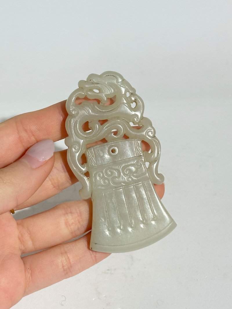 清十九世紀 青白玉⌈府上有龍⌋墜 及座 | A GREENISH WHITE JADE 'DRAGON AND AXE' PENDANT - 图3