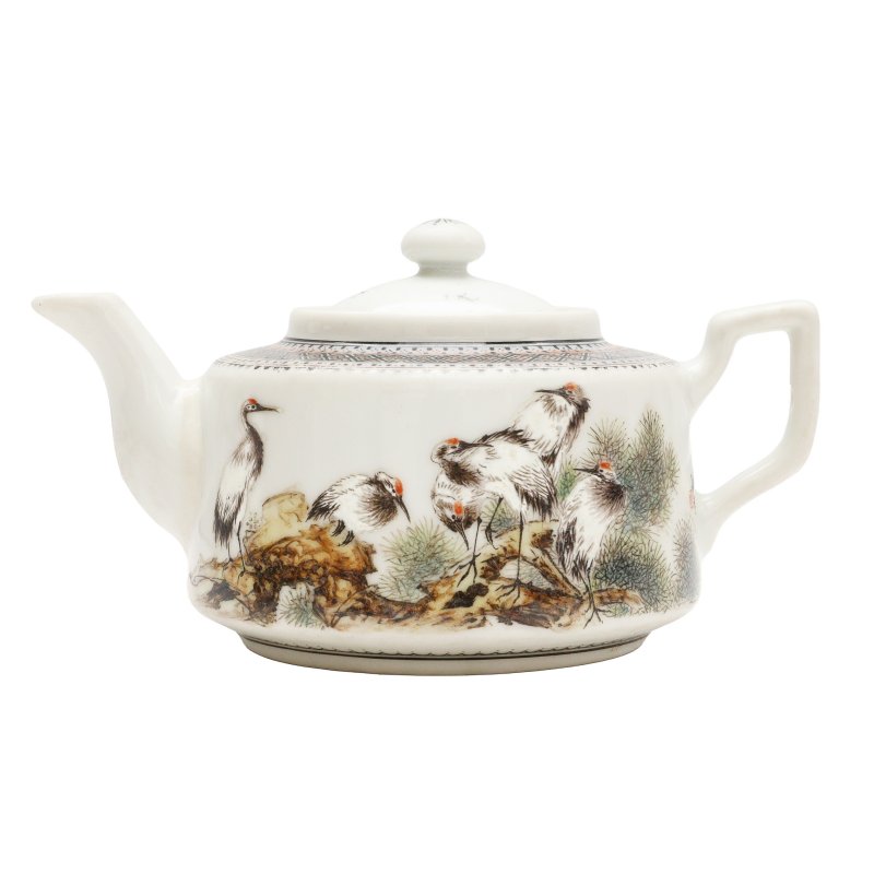 民國 粉彩仙鶴圖蓋壺 | A Chinese famille-rose 'cranes' teapot, Republic period