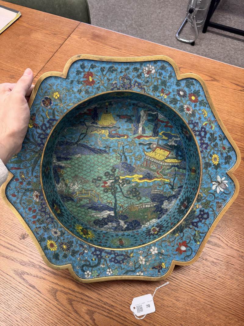 清十七/十八世紀 掐絲琺瑯銅胎鎏金亭台樓閣圖折沿葵口盆 | A fine Chinese cloisonné enamel and gilt-bronze 'pavilion' basin, Qing dynasty, 17th/18th century - 图5