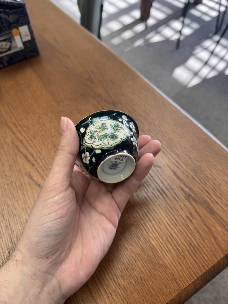 清康熙 墨地五彩花卉紋盃 | Santos Collection | A Chinese famille-noire 'blossoms' cup, Qing dynasty, Kangxi period - 图8