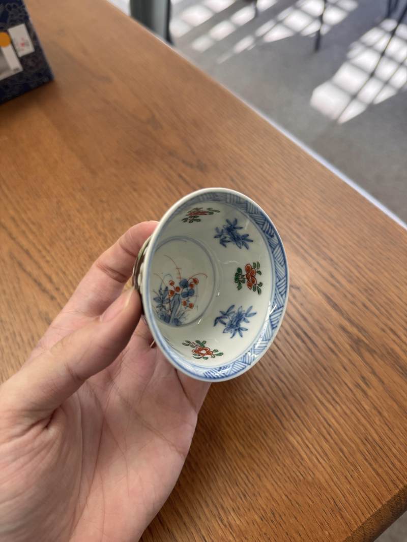 清康熙 墨地五彩花卉紋盃 | Santos Collection | A Chinese famille-noire 'blossoms' cup, Qing dynasty, Kangxi period - 图21