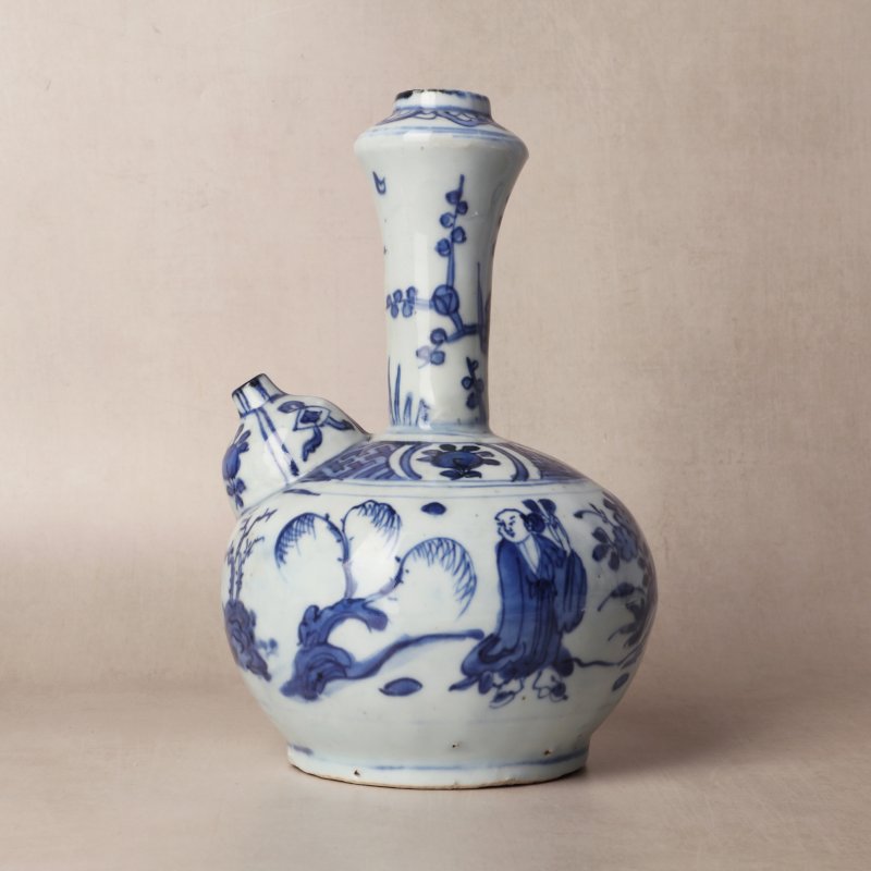 明崇禎/過渡期 青花人物故事圖軍持 | Santos Collection | A Chinese blue and white 'figural' kendi, Transitional period, Chongzhen period