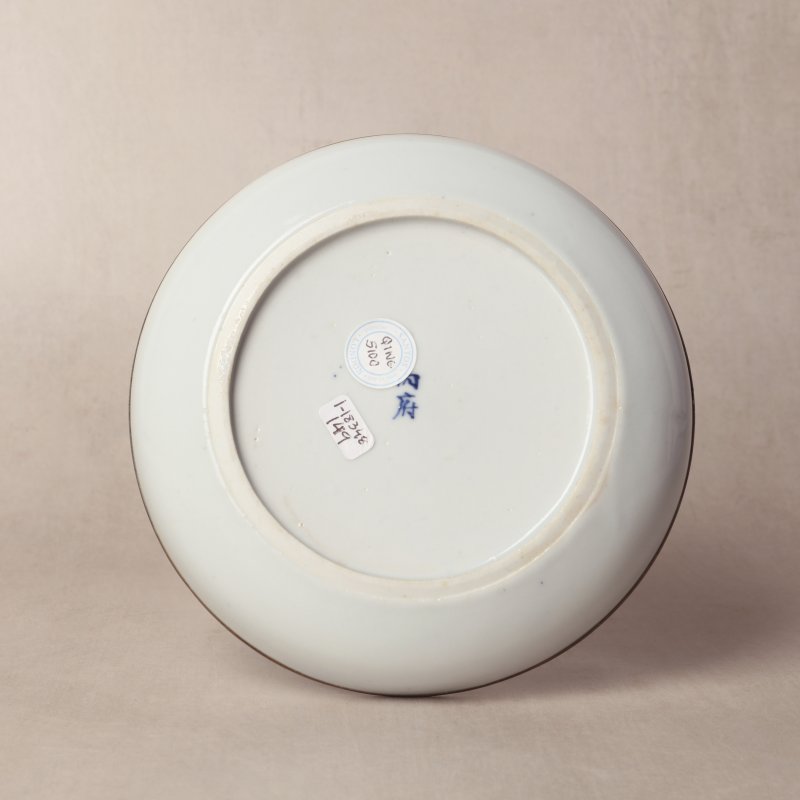 清十九世紀 青花順化藍彩盤 《內府》款 | Santos Collection | A Chinese 'bleu de hue' dish for the Vietnamese market, Qing dynasty, 19th century - 图2