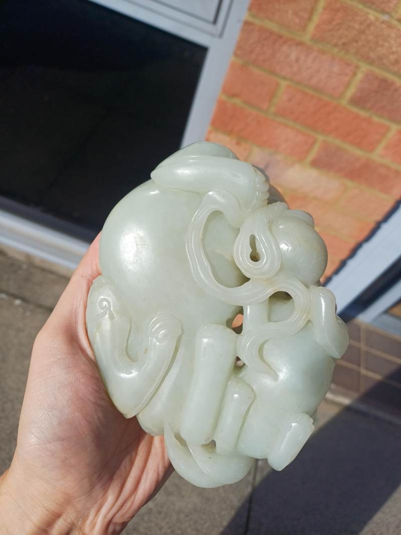 清十九世紀 青白玉太獅少獅擺件 | A large Chinese pale-celadon jade 'Buddhist lions' carving, Qing dynasty, 19th century - 图10