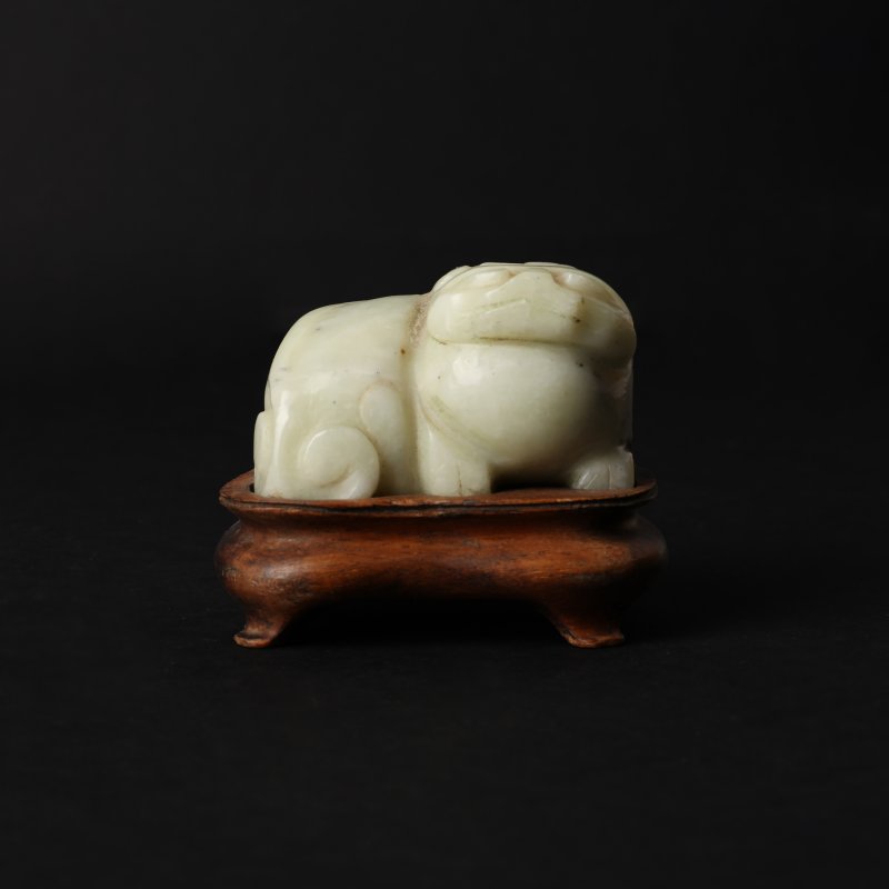 晚清 玉雕瑞獅擺件 | A Chinese jade carving of a lion, late Qing dynasty - 图2