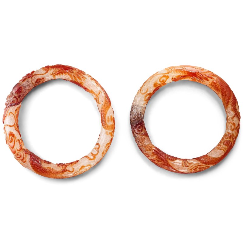 清 霏雪地套紅料龍紋手鐲一對 | A PAIR OF RED OVERLAY GLASS 'DRAGON' BRACELETS - 图2
