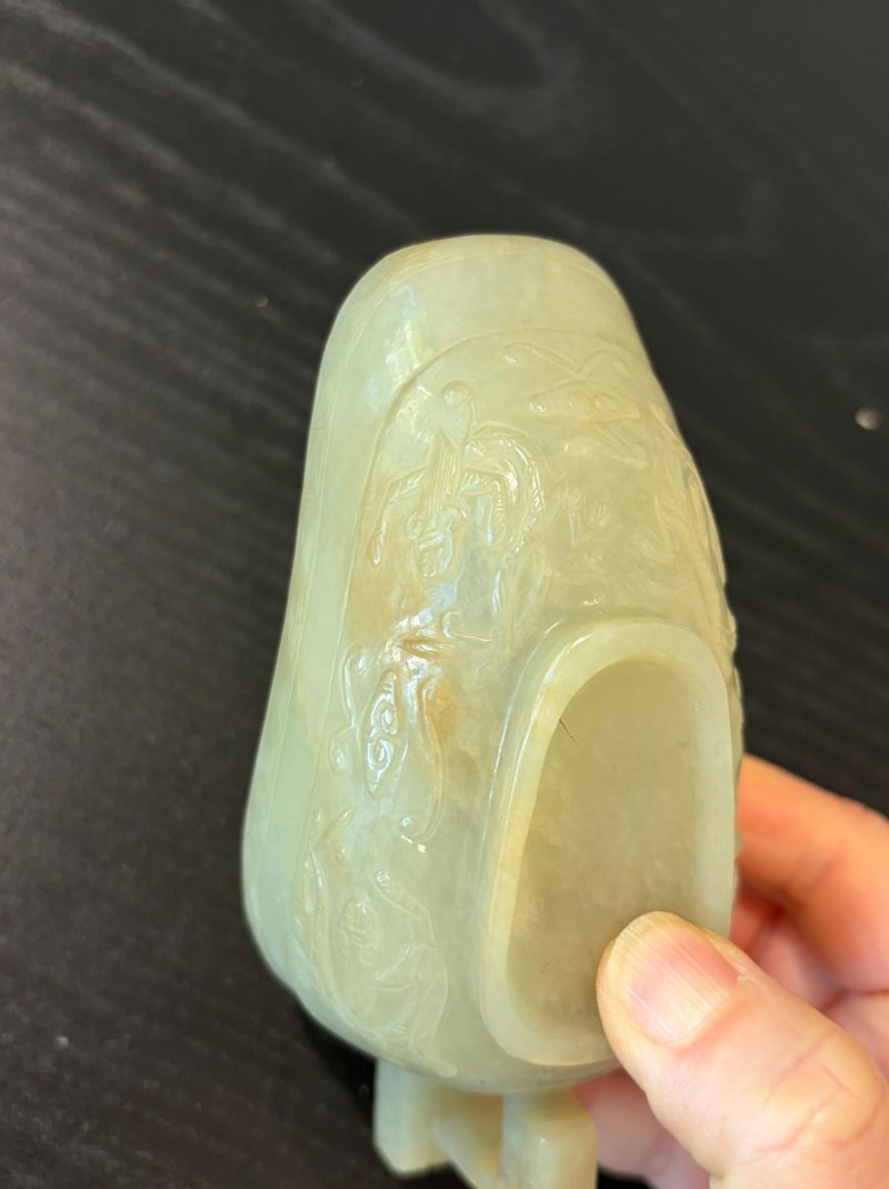 （或）十七/十八世紀 青白玉螭龍紋圈足匜 及座 | A PALE GREEN JADE 'CHI-DRAGON' POURING VESSEL, YI - 图13